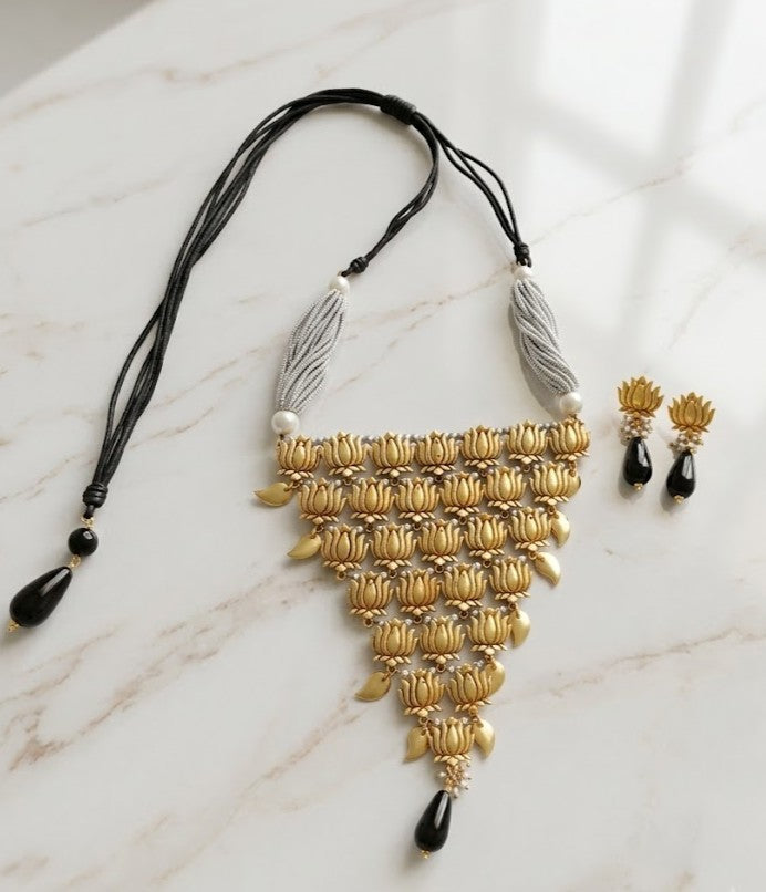 Vrindavan Vihar Aarh Necklace detail