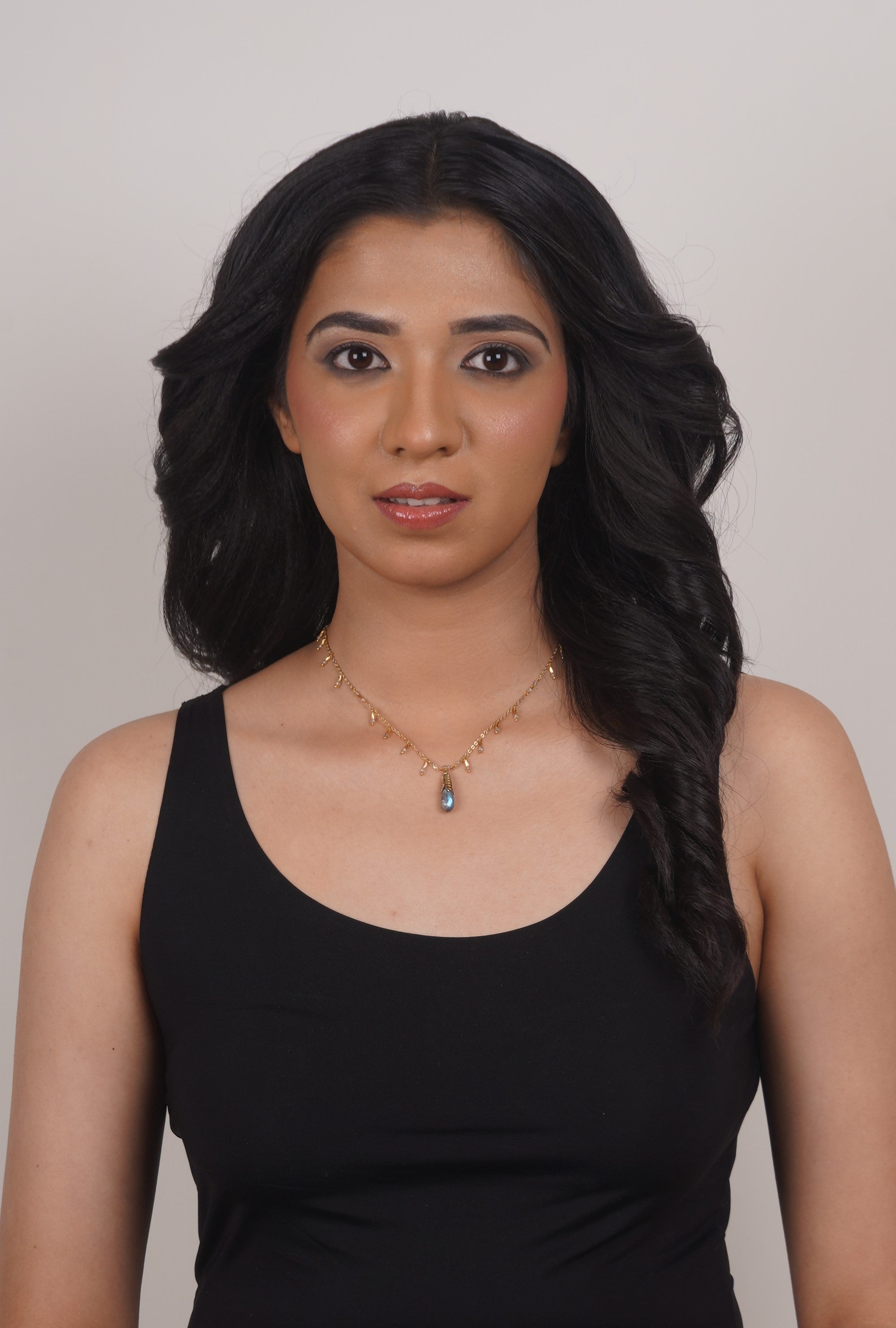 Fine One Necklace: Lightweight Elegance with Labradorite