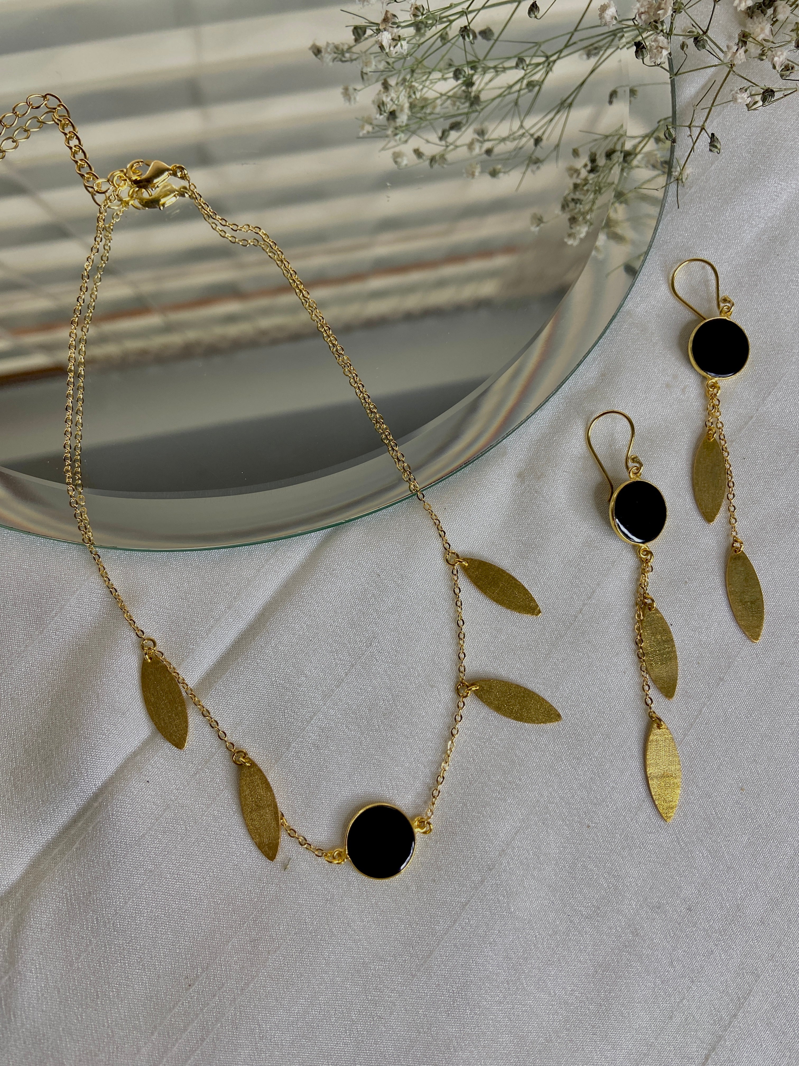 Time to Shine Necklace Set: Gold-Plated Necklace with Onyx & Delicate Gold Leaves