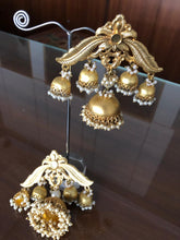 Load image into Gallery viewer, Mehrab Earrings
